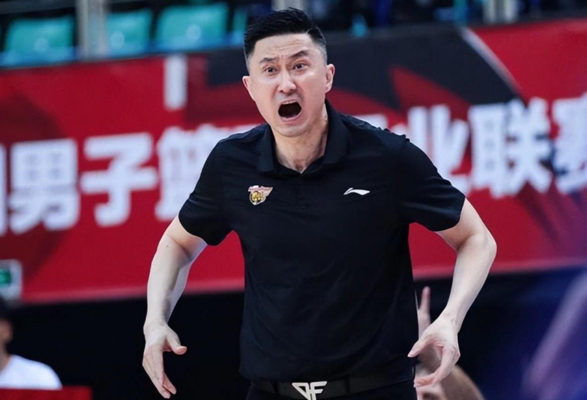 九游体育官网-关于关键时刻体能课后，广东宏远内部沟通备战CBA常规赛，更衣室稳定，球队文化再被提及的信息